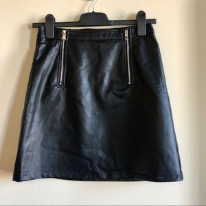 BLACK FAUX LEATHER SKIRT WITH ZIPPER DETAIL